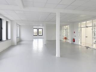 Bent u op zoek naar een goed gelegen en veelzijdige bedrijfsruimte die zowel functioneel als strategisch is?<br /><br />Dit volledig gerenoveerde industriële pand, gelegen op de grens tussen Schelle en Aartselaar, biedt een uitstekende locatie voor zowel activiteits- als opslagdoeleinden. Dankzij de nabijheid van de A12 heeft u een vlotte verbinding naar zowel Brussel als Antwerpen, wat het ideaal maakt voor bedrijven die een centrale ligging en gemakkelijke bereikbaarheid belangrijk vinden.<br /><br />De units zijn flexibel in te delen en kunnen naar wens opgesplitst worden, zodat ze volledig kunnen worden afgestemd op de behoeften van uw bedrijf. Bovendien zijn de units voorzien van vloerverwarming. Het pand is verder uitgerust met een goederenlift, die het laden en lossen van goederen aanzienlijk vergemakkelijkt, wat de operationele efficiëntie van uw bedrijf ten goede komt.<br /><br />Het terras, de keuken, de vergaderzaal en de gezellige refter zijn gemeenschappelijk, net zoals de goederenlift. De aanwezigheid van een conciërge zorgt voor een vlotte werking in het gebouw.<br /><br />LET OP: Deze units zijn NIET bestemd voor kantoorruimtes.<br />Prijs: €130/m²/jaar + €10/m²/jaar servicekosten.