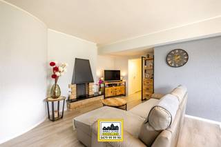 <p>"ABSOLUTE TOPPER" – Afspraak ENIGE BEZOEKDAG ENKEL telefonisch via Elias Le Juste op 0487/ 33. 10. 10., meer info via Facebook “Remue Randy” – LIKE de pagina en blijf op de hoogte van alle nieuwe woningen. De stukken van het appartement zijn te consulteren op www.immo-zone.be. In het gegeerde Ganshoren ontdekken we dit gezellige en instapklare appartement, gelegen in een zeer goed onderhouden gebouw op een topligging nabij winkels, openbaar vervoer, scholen en belangrijke verbindingswegen. Bij het betreden van het appartement komen we terecht in de inkomhal. Links bevindt zich de zeer lichtrijke leefruimte met TV-hoek en eetplaats, waar u geniet van een prachtig open zicht en rechtstreekse toegang tot het terras dat over de volledige breedte van het appartement loopt. Terug via de inkomhal bereiken we de keuken, voorzien van alle nodige toestellen en eveneens met toegang tot het terras. Vanop de 7de verdieping geniet u hier van een bijzonder mooi uitzicht. Via de leefruimte komen we in de nachthal, die toegang geeft tot twee slaapkamers en de badkamer, uitgerust met ligbad en toilet. Dit appartement is een ABSOLUTE TOPPER voor wie op zoek is naar een instapklaar appartement met veel lichtinval, een ruim terras en een prachtig zicht, gelegen in een verzorgd gebouw op een uitstekende locatie in Ganshoren. Optioneel kan een garage worden aangekocht.<br />VOOR ZEER SNELLE BESLISSERS!<br />IMMO ZONE RHODELAND – ELIAS LE JUSTE – 0487/ 33. 10. 10.</p>