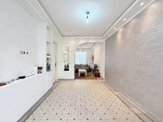 Cette maison est idéalement située à Mouscron. 
Beaucoup de potentiel : parfaitement entretenue, elle dispose de 3 chambres ainsi que d’une allée pratique et d’un jardin.

DISPOSITION : hall d’entrée, agréable espace de vie, coin salon supplémentaire, cuisine équipée avec espace petit-déjeuner.
3 chambres et salle de bains.

Visite sur rendez-vous avec Immo Beguin : loicvdv@immobeguin.be