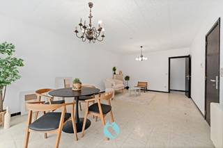 Dit gelijkvloers appartement is heel rustig gelegen in een woonwijk en maakt deel uit van een klein gebouw bestaande uit slechts 2 appartementen.Het...