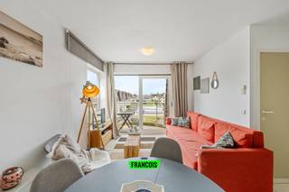 Deze volledig instapklare studio is gelegen in het rustige complex Blutsyde te Bredene. <br /><br />U bevindt zich hier nabij alle faciliteiten en het strand, waardoor u hier steeds een fijn vakantiegevoel ervaart. Daarenboven heeft het afgesloten complex een gemeenschappelijk zwembad! Zo geniet u steeds in alle rust en privacy van uw vrije momenten. <br /><br />Het pand zelf is ruim en perfect instapklaar. U heeft een gezellige leefhoek met open keuken, één volwaardige slaapkamer en een badkamer met douche en lavabo. <br /><br />Vanop het open en groot terras geniet u daarenboven steeds van de nodige zonne-uren en een wijds uitzicht. <br /><br />Bent u op zoek naar een interessante investering of een eigen stek aan zee? Aarzel dan niet en neem contact op voor meer info of een afspraak. <br /><br />