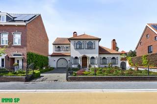 Ruime villa op toplocatie.<br /><br />Indeling gelijkvloers: inkomhall, woonkamer, ingerichte keuken met eetplaats, veranda met zicht op de prachtige tuin, sas, wasplaats met douche, apart toilet en inpandige garage.<br />Indeling 1e verdieping: nachthall, 3 slaapkamers, apart toilet en badkamer (dubbele lavabo - ligbad - wc-.<br />Ook zijn er een bergzolder en ruime voorraadkelder.<br /><br />Deze ruime woning in klassieke stijl is afgewerkt met zeer kwalitatieve materialen. Het pand is in goede staat van onderhoud.<br /><br />Voorts is er een prachtig aangelegde tuin met terras en tuinhuis. De tuin biedt veel privacy. Aan de voorkant van het huis is er parkeergelegenheid voor +/- 3 wagens.<br /><br />Centraal doch rustig gelegen op wandelafstand van winkels, scholen, openbaar vervoer, ..<br /><br />EPC: 391 kWh / m².<br /><br />Nog vragen? Neem dan zeker contact op met Immo SP te Geel op 014/59 10 20 of via info@immosp.be.