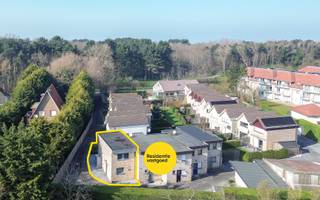 Deze verzorgde halfopen vakantiewoning met drie slaapkamers is rustig gelegen nabij het bos en op wandelafstand van het centrum van De Haan en...