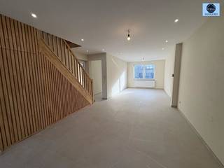 <p><span>ZEER MOOIE WONING MET 4 SLAAPKAMERS</span></p><p><span>Vraagprijs: 449.000 euro</span></p><p><span>Zeer mooie, goed gelegen, ruime woning nabij centrum, winkels, openbaar vervoer en scholen.</span></p><p><span>Deze woning is recentelijk gerenoveerd.</span></p><p><span>Op het gelijkvloers is er een inkomhal, ruime lichtrijke living met een openkeuken, toilet en berging.</span></p><p><span>Op de 1 e verdieping zijn er 2 ruime kamers en een toffe badkamer.</span></p><p><span>Op de 2e verdieping zijn de 3e en 4e kamers aanwezig.</span></p><p><span>Achteraan is er een ruim terras met leuk tuintje met zicht op de velden.</span></p><p><span>Vooraan is er een grote carport en staan plaats voor 4 auto's .</span></p><p><span>Gunstig Epc B </span></p><p><span>Elektriciteit conform AREI .</span></p><p><span>Topwoning op een toplocatie.</span></p><p><span>Stedenbouwkundig uittreksel/inlichtingen in aanvraag!</span></p><p><span>Aarzel niet en bel 0475/51.40.73 of e-mail sven@svena.be</span></p><p><span> </span></p><p><span>Deze gegevens zijn louter informatief en wij kunnen niet aansprakelijk gesteld worden voor eventuele onjuistheden.</span></p><p><span>De bewoonbare oppervlakte is slechts indicatief.</span></p><p><span> </span></p>