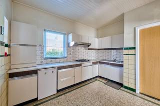 Ben je op zoek naar een woning die je volledig naar eigen smaak kunt renoveren?<br />Dan is deze karaktervolle woning op een rustige locatie beslist een bezoek waard.<br />De woning werd gebouwd in 1956 en is gelegen op een gunstig georiënteerd perceel van 634m². De woning verkeert in degelijke staat, maar vraagt om een renovatie. Voor wie bereid is de handen uit de mouwen te steken, biedt deze woning dan ook heel wat mogelijkheden om ze volledig naar eigen smaak in te richten.<br />De woning beschikt over een bewoonbare oppervlakte van 127 m² en biedt voldoende ruimte voor het hele gezin. Daarnaast geniet je van een rustige ligging in de nabijheid van scholen, winkels en andere dagelijkse voorzieningen.<br /><br /><span><u><strong>INDELING</strong></u></span><br /><u>Gelijkvloers :</u><br />. inkom en trappenhal - woon en zitruimte - keuken - badkamer/wasplaats - veranda<br />. schuurtje<br /><br /><u>Verdieping :</u><br />. nachthal - 3 goed bruikbare slaapkamers - bergruimte<br /><br /><u>Kelder :</u><br />. via vaste trap naar kelderruimte <br /><br /><u>Tuin :</u><br />. inrit naar losstaande garage met schuurtje<br />. grasveldje <br /> <br />Ben je op zoek naar een gezinswoning op een rustige locatie, met veel potentieel en een aangenaam perceel? Dan is deze open bebouwing zeker een bezoek waard.<br /><strong>Contacteer ons vandaag nog voor een bezichtiging via mail of telefoon (joris@limbo.be - 0496/166 339).</strong><br /><br />Dit pand is onderworpen aan de renovatieverplichting van de Vlaamse overheid voor residentiële gebouwen (behoudens bij sloop binnen 5 jaar na de aankoop). Consulteer voor meer informatie de website van het Vlaams Energie- en Klimaatagentschap via https://www.vlaanderen.be/een-huis-of-appartement-kopen/renovatieverplichting-voor-residentiele-gebouwen.