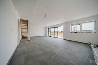 Contact : maxime.vandenabbeele@weinvest.be - 0494 05 23 55. À la recherche d'une maison neuve alliant confort, modernité et performance énergétique ? Dès le hall d'entrée, une habitation lumineuse aux volumes bien pensés vous attend. Le rez-de-chaussée propose un bel espace de vie ouvert réunissant salon, séjour et cuisine, dans une ambiance conviviale. Il dispose aussi d'un WC indépendant, d'un espace polyvalent (bureau, buanderie ou rangement) et d'un garage. À l'étage, trois belles chambres et deux salles d'eau offrent un agencement idéal pour une famille ou toute personne recherchant espace et praticité. Construite selon les standards actuels, cette maison bénéficie d'équipements performants : pompe à chaleur avec chauffage au sol, panneaux photovoltaïques, ventilation double flux et châssis à haut rendement, pour un excellent confort thermique et une maîtrise des  consommations. Déjà construite et prête à l'emploi, elle permet de profiter immédiatement des avantages du neuf, sans les contraintes de travaux. À proximité de Florennes et Philippeville, elle bénéficie d'un cadre calme et verdoyant, idéal pour qui recherche la tranquillité tout en restant proche des commodités. Une maison neuve, moderne et économe, pensée pour le confort et la sérénité au quotidien.<br />PEB A+, électricité conforme. <br />Son prix ? Faire offre à partir de 397.000€.<br />Annonce à titre indicatif et non contractuelle.
