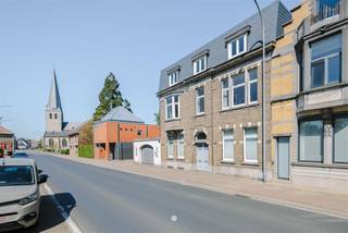 <p><span>Bent u op zoek naar een zeer ruime burgerwoning? Gevonden! Voor deze unieke eigendom gaan wij op zoek naar een nieuwe eigenaar die valt voor de prachtige aanwezige authentieke elementen en de vele ruimte die deze woning rijk is. </span></p><p><span> </span></p><p><span>Wat maakt deze woning zo bijzonder?</span></p><p><span>- Combinatie van authentieke elementen en modern comfort</span></p><p><span>- Gelegen in de dorpskern van Vrasene</span></p><p><span>- zeer grote nuttige oppervlakte (400m</span><span><sup>2</sup></span><span>)</span></p><p><span>- mogelijkheden vrij beroep/kantoren/b&b,.. als dan niet in combinatie met bewoning of kangoeroewonen</span></p><p><span>- mooie tuin</span></p><p><span> </span></p><p><span>Indeling gelijkvloerse verdieping:</span></p><p><span>Statige inkomhal met majestueze trap. Links bevindt zich een eerste keuken en rechts een salon.</span><span> </span><span>Achteraan is een moderne bijbouw (2004) gesitueerd waar de leefruimte met keuken en oranjerie zich bevinden. Deze kijkt uit over een aangename tuin en zuid geörienteerd terras.</span></p><p><span>De woning beschikt over een inpandige garage. Bovendien is de woning deels onderkelderd.</span></p><p><span> </span></p><p><span>Indeling eerste verdieping:</span></p><p><span>In de bijbouw bevinden zich twee ruime slaapkamers (16m</span><span><sup>2</sup></span><span>) en een badkamer. Vooraan zijn twee slaapkamers (26m2 en 16m2), badkamer en apart toilet.</span></p><p><span>Deze verdieping wordt gekenmerkt door originele planken vloeren en hoge plafonds. </span></p><p><span> </span></p><p><span>Indeling tweede verdieping:</span></p><p><span>Twee slaapkamers (25m2 en 25m2). Tevens is er via een uitschuifbare trap nog een zolder te bereiken.</span></p><p><span> </span></p><p><span>Dankzij de grote nuttige oppervlakte biedt deze woning zeer veel potentieel. De woning kan ook eenvoudig worden opgesplitst zodoende dat deze kan gebruikt worden voor de combinatie wonen/werken of kan dienst doen als kangoeroewoning. </span></p><p><span> </span></p><p><span>Benieuwd om deze eigendom zelf te ontdekken? Contacteer ons snel voor een bezoek ter plaatse!</span></p><p><span>VP 595 000 Euro</span></p><p><span> </span></p><p><span> </span></p><p><span> </span></p><p><span> </span></p>