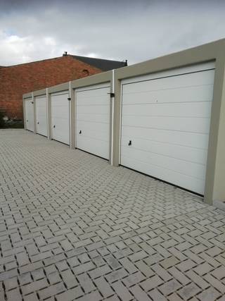 In Aartrijke bevindt zich deze garagebox nr. 27. De ligging zorgt voor een vlotte verbinding naar Zedelgem en Ichtegem. Deze garagebox heeft...