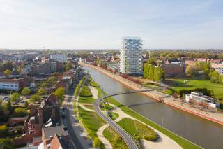 <p>In Residentie “K-Tower”, op een absolute topligging aan de Diksmuidekaai, bevindt zich dit uitzonderlijk luxe appartement op een van de hoogste verdiepingen. Dankzij de rondom gelegen terrassen geniet u hier van een adembenemend 360° uitzicht over de Leie, Kortrijk en de wijde omgeving.</p>
<p>Dit exclusieve appartement werd afgewerkt met oog voor detail en met uitsluitend hoogwaardige materialen, wat resulteert in een verfijnde en tijdloze woonbeleving waar comfort en esthetiek perfect samenkomen. Elk element werd zorgvuldig doordacht en uitgevoerd, met een duidelijke focus op kwaliteit, rust en elegantie.</p>
<p>Bij het betreden van het appartement openen de lichtrijke leefruimtes zich in een harmonieus geheel, waar grote raampartijen en directe toegang tot de terrassen zorgen voor een naadloze verbinding tussen binnen en buiten. De semiprofessionele keuken van V-ZUG, van Zwitserse makelij, is volledig uitgerust voor wie koken en genieten wil combineren op het hoogste niveau. Aansluitend bevindt zich een praktische bijkeuken met koelcel, discreet geïntegreerd in het geheel.</p>
<p>De mastersuite vormt een serene privé-oase met een uniek zicht op de Leie. Hier start elke dag in alle rust, met een luxueuze badkamer voorzien van infrarooddouche en een uitzonderlijk ruime inloopdressing.<br /><br />Daarnaast beschikt het appartement over nog twee volwaardige slaapkamers, een tweede badkamer en de mogelijkheid tot het creëren van een vierde slaapruimte, waardoor flexibiliteit en comfort centraal blijven staan. De aanwezigheid van drie afzonderlijke inkomdeuren versterkt dit gevoel van veelzijdigheid en maakt kangoeroewonen, het combineren van wonen en werken of het creëren van extra privacy binnen het geheel perfect mogelijk.</p>
<p>Een bijzondere meerwaarde is de stijlvol ingewerkte bar met eigen terras, een uitnodigende plek voor stijlvolle ontvangsten of ontspannen momenten met verzicht over de stad en haar omgeving.</p>
<p>Doorheen het volledige appartement werd gewerkt met doorgedreven maatwerk, spanplafonds en subtiel geïntegreerde verlichting, aangestuurd via een geavanceerd Loxone-systeem, wat bijdraagt aan een uitzonderlijk wooncomfort.<br /><br />Ook op praktisch vlak blinkt dit appartement uit: op de kelderverdieping bevinden zich twee ruime privatieve bergingen. Daarnaast is er de mogelijkheid tot aankoop van twee gesloten garageboxen, waarvan één verbonden is met een eigen berging — een zeldzame en bijzonder waardevolle troef in het stadscentrum.</p>
<p>Dit appartement is een unieke opportuniteit voor wie op zoek is naar ruimte, luxe en een uitzonderlijke woonbeleving op een absolute toplocatie in Kortrijk.</p>
<p>Contacteer ons voor meer informatie of een exclusief bezoek.</p>