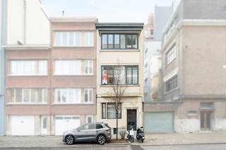 <p>In de Goudbloemstraat, verscholen in een levendige en steeds populairder buurt van Antwerpen, wacht een huis dat meer is dan bakstenen alleen. Hier leef je mee met de stad, maar geniet je tegelijk van rust. Openbaar vervoer, winkels, scholen, het ziekenhuis én Park Spoor Noord bevinden zich allemaal op een steenworp afstand — moeiteloos wonen, elke dag opnieuw.<br /><br />Achter de gevel ontvouwt zich een uitzonderlijk ruime woning, klaar om haar volgende verhaal te schrijven. De lichtrijke woonkamer nodigt uit tot lange avonden met familie en vrienden, terwijl de volledig uitgeruste keuken het hart van het huis vormt — een plek waar gekookt, gepraat en geleefd wordt. Dankzij de royale indeling zijn de mogelijkheden eindeloos: een warm nest voor een groot gezin, een slimme co-housingoplossing of een combinatie van wonen en werken onder één dak.<br /><br />Op de eerste verdieping zijn er twee ruime slaapkamers, een praktische wasplaats en een ruime badkamer. Op de tweede verdieping zijn nog veel mogelijkheden, tot het creëren van maar liefst drie tot vier slaapkamers met een extra badkamer. <br /><br />En dan is er nog die zeldzame stadstuin van 10m². Een onverwachte oase in de stad, waar je op een zomerse avond even de wereld vertraagt, een boek leest of geniet van een glas wijn. Tot slot is er nog een ruime kelder.<br /><br />Dit is geen standaardwoning. Dit is een plek met karakter, ruimte en potentieel — een thuis die meegroeit met jouw leven, op een toplocatie in Antwerpen.<br /><br />Neem vandaag nog contact op voor een bezoek.</p>

<p>JOUW DROOMHUIS. ZO GEVONDEN!</p>