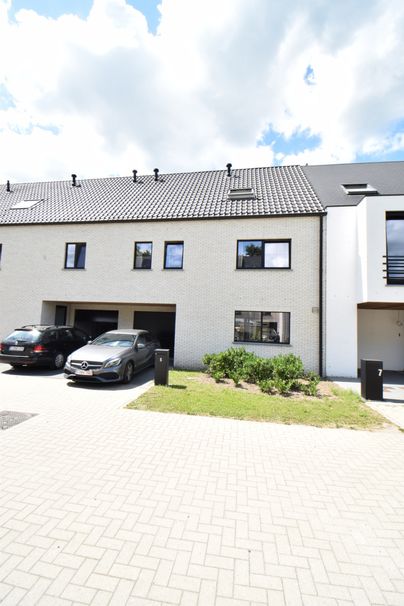 MODERNE nieuwbouw, gesloten bebouwing, met 4 grote slaapkamers, een badkamer, inpandige garage en tuin. - foto 4