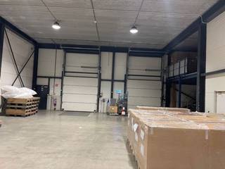 <p>Situé <strong>Chaussée de Wavre 504, à Grez-Doiceau</strong>, cet <strong>ensemble immobilier de 1.300 m²</strong> en <strong>excellent état</strong> offre un environnement idéal pour une <strong>activité logistique, de distribution ou industrielle</strong>.</p>
<p>Grâce à son emplacement stratégique, le site bénéficie d’un accès direct aux grands axes : N25, E411 (Bruxelles–Namur) et N91, permettant une liaison rapide vers Bruxelles, Wavre, Louvain-la-Neuve et Namur.</p>
<hr />
<h3>🏭 <strong>Caractéristiques techniques</strong></h3>
<ul>
<li>
<p><strong>Surface totale</strong> : ± 1.300 m²</p>
</li>
<li>
<p><strong>Hauteur sous plafond</strong> : 12 mètres</p>
</li>
<li>
<p><strong>Rayonnage</strong> : installations de stockage optimisées</p>
</li>
<li>
<p><strong>Gestion de température</strong> : régulation thermique intégrée</p>
</li>
<li>
<p><strong>2 quais de déchargement</strong></p>
</li>
<li>
<p><strong>1 porte sectionnelle</strong> pour accès direct</p>
</li>
<li>
<p><strong>Sanitaires complets</strong></p>
</li>
<li>
<p><strong>Accès handicapé</strong></p>
</li>
<li>
<p><strong>Site sécurisé avec alarme</strong></p>
</li>
<li>
<p><strong>Attestation électrique conforme</strong></p>
</li>
<li>
<p><strong>Bâtiment agréé AFMS</strong></p>
</li>
</ul>
<hr />
<h3>🌟 <strong>Atouts principaux</strong></h3>
<ul>
<li>
<p><strong>Infrastructure moderne</strong> et parfaitement entretenue</p>
</li>
<li>
<p><strong>Excellente accessibilité routière</strong></p>
</li>
<li>
<p><strong>Emplacement stratégique et visible</strong></p>
</li>
<li>
<p><strong>Convient à des activités logistiques, industrielles ou de distribution</strong></p>
</li>
<li>
<p>Possibilité d’aménager des <strong>bureaux intégrés</strong> selon vos besoins</p>
</li>
</ul>