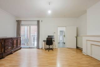 Op zoek naar een huurappartement op een centrale locatie in Kortrijk? Dit appartement op de 2de verdieping in Waterpoort ligt op een interessante locatie, op korte afstand van het stadscentrum en de nodige voorzieningen.<br /><br />Via de trap naar het 2de verdiep bereik je de leefruimte met aansluitende keuken, uitgerust met oven, vaatwasser en koelkast. Vanuit de leefruimte heb je toegang tot het terras van 10 m².<br /><br />Aan de voorzijde bevinden zich 2 slaapkamers. Achter de keuken leiden enkele trappen naar een tussenruimte die kan dienen als berging of bureauruimte. Aansluitend bevindt zich de derde slaapkamer met een badkamer voorzien van bad, douche, lavabomeubel, toilet en aansluiting voor de wasmachine.<br /><br />Op het verdiep tussen de eerste en tweede verdieping is er bovendien een afzonderlijke buitenberging voor extra stockage.<br /><br /><br />Waarom dit aanbod overwegen?<br /><br />✔ Centrale ligging in Kortrijk<br />✔ Terras van 10 m²<br />✔ Extra buitenberging<br />✔ Geen syndickosten<br /><br />Beschikbaar vanaf 15 november 2026.<br /><br />Geïnteresseerd? Vul eenvoudig het contactformulier in en we nemen spoedig contact met je op.