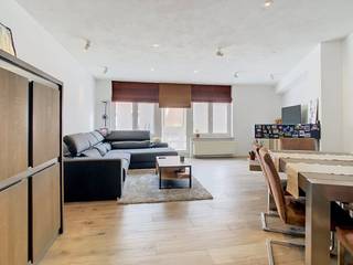 Zoekt u kwalitatief vastgoed op een centrale locatie? Deze instapklare duplex te koop in Burcht combineert ruimte, comfort en een strategische ligging nabij het centrum.<br /><br />Dit pand te koop beschikt over een uitstekende bereikbaarheid. De Heirbaan ligt op wandelafstand van de dorpskern van Burcht en vlak bij het openbaar vervoer. Dankzij de snelle aansluiting op de E17 is er bovendien een uitstekende verbinding met omliggende steden. Een belangrijk pluspunt bij het kopen van deze woning is de inbegrepen private autostaanplaats.<br /><br />De indeling van deze duplex ziet er als volgt uit:<br /><br />- Leefruimte: Ruim en lichtrijk, uitgerust met een sfeervolle gashaard<br />- Keuken: Moderne open keuken, direct verbonden met de leefruimte<br />- Terras: Gezellig buitenterras grenzend aan de keuken<br />- Eerste slaapkamer: Ruime master bedroom<br />- Tweede slaapkamer: Volwaardige extra slaapkamer of bureau<br />- Badkamer: Modern ingericht met alle comfort<br />- Berging: Handige opbergruimte<br />- Parkeerplaats: Inclusief private autostaanplaats<br /><br />Bent u op zoek naar een duplex in Burcht met alle nodige troeven en een uitstekende ligging? Contacteer ons via Dewaele.com<br /><br />Bestuursmaatregelen in het maatregelenregister: nee