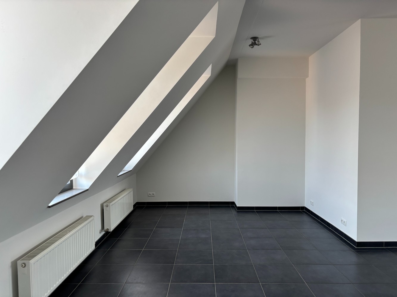 Ruime duplex (157m²) met 3 slaapkamers aan het St.Joris Helleputteplein! - foto 5