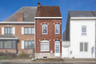 <p>Deze woning is ideaal gelegen vlakbij het station van Geraardsbergen en op de rand van het centrum. Dankzij deze centrale ligging bevinden supermarkten, scholen en andere voorzieningen zich op wandel- en fietsafstand. Een uitstekende locatie voor wie comfortabel en centraal wil wonen.</p>
<p>De woning is onderhevig aan een renovatieverplichting, maar biedt tal van mogelijkheden om ze volledig naar eigen smaak in te richten. Positief is dat de woning vrij is van asbest, reeds voorzien is van PVC-ramen met hoogrendement dubbel glas en dat er dakisolatie aanwezig is.</p>
<p>Bij het binnenkomen komt u in de inkomhal, die toegang geeft tot een bureauruimte en de trap naar de kelder. Verder bevindt zich de leefruimte, die in open verbinding staat met de keuken, wat zorgt voor een aangenaam en ruim gevoel.</p>
<p>Op het gelijkvloers vindt u daarnaast nog een bergruimte, een apart toilet en een inpandige veranda die uitkijkt op de tuin.</p>
<p>Buiten beschikt de woning over een gezellige stadstuin met terras.</p>
<p>Op de eerste verdieping bevindt zich één slaapkamer en een badkamer. Naast de badkamer is er de mogelijkheid om een extra slaapkamer te creëren.</p>
<p>Via een vaste trap bereikt u de zolderverdieping, waar nog twee bijkomende kamers kunnen worden ingericht.</p>
<p>Kortom, een woning met veel potentieel op een topligging.</p>
<p>Interesse? Een bezoek? Bel Jordi 0477/32.61.53</p>