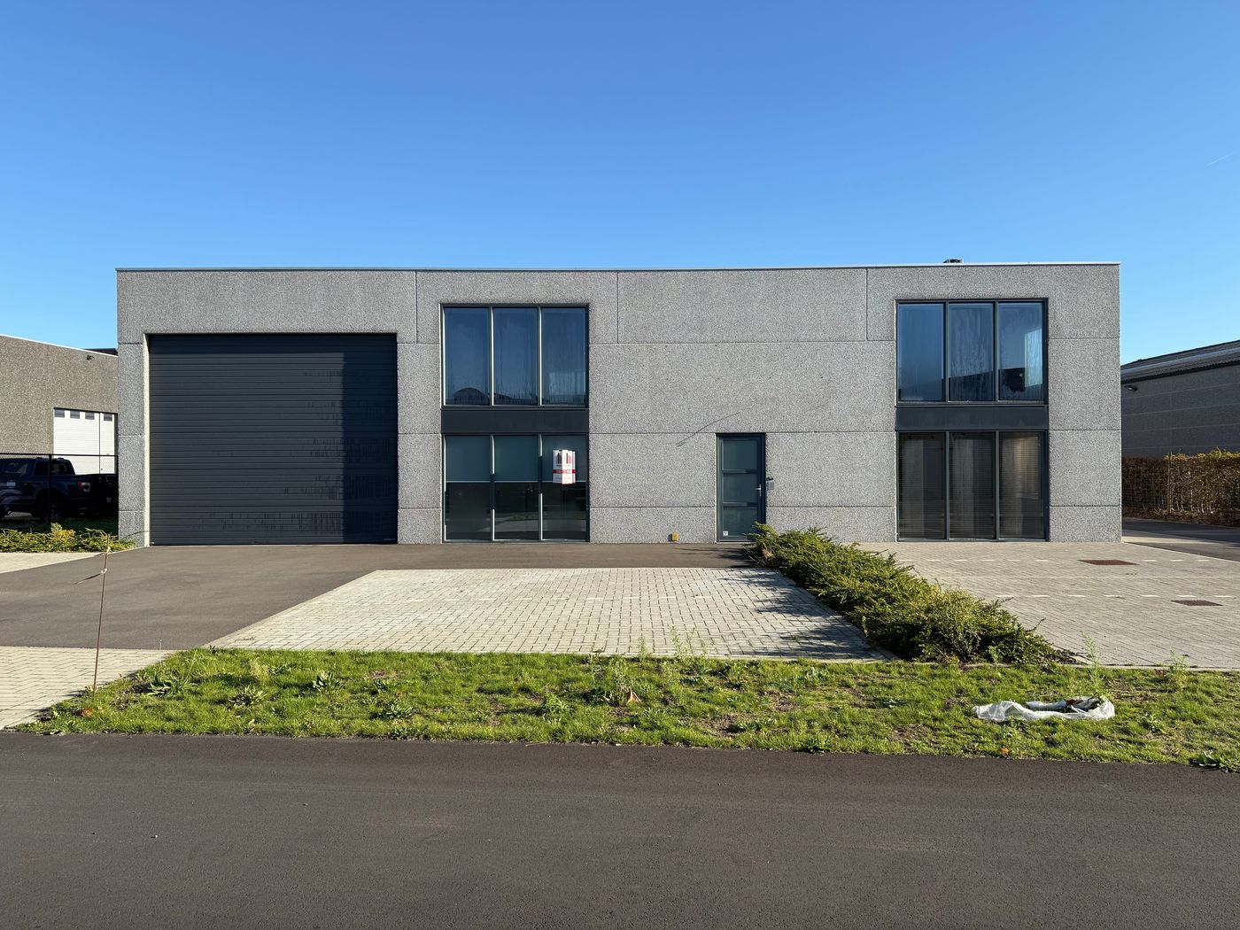 Magazijn/werkatelier met kantoor op toplocatie in Maldegem - photo 1