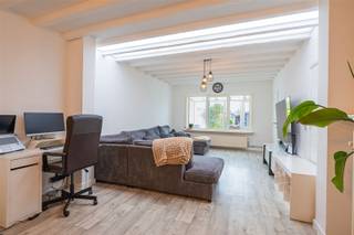<p>Op een uitstekende ligging in de Godveerdegemstraat, op wandelafstand van het centrum van Zottegem, bevindt zich deze ruime gezinswoning.<br />Dankzij de centrale ligging geniet u van een vlotte bereikbaarheid naar scholen, winkels, het station, het ziekenhuis en een apotheek op korte wandelafstand.</p><p>Bij het betreden van de woning komt u terecht in een ruime inkomhal, die toegang biedt tot de inpandige garage en de praktische kelder.<br />Vervolgens komt u terecht in de lichtrijke leefruimte met eetkamer, waar grote raampartijen zorgen voor een aangename lichtinval en zicht op de tuin.<br />Aansluitend bevindt zich de keuken, van waaruit u rechtstreekse toegang heeft tot de sfeervolle veranda.<br />Op het gelijkvloers treft u eveneens de badkamer met ligbad.</p><p>De eerste verdieping omvat maar liefst vier volwaardige slaapkamers en een apart toilet.<br />Daarnaast beschikt de woning over een toegankelijke zolder, die bergruimte of mogelijkheid tot één of twee extra slaapkamers biedt.</p><p>Buiten geniet u van een uitgestrekte tuin, een absolute uitzonderlijke troef op deze centrale ligging vlakbij het stadscentrum.</p><p>Interesse? Contacteer ons en ontdek zelf de troeven van deze woning.</p>