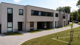 Ontdek Uw thuis met 3-slpk (incl. autostaanplaats) te Blankenberge
Op zoek naar een moderne en energiezuinige thuis op een centrale locatie? Ons nieuwbouwproject in Blankenberge combineert comfort, stijlvolle architectuur en een rustige omgeving.
De troeven samengevat
✔ Een appartement met alle voordelen van een woning
✔ Tot in de puntjes afgewerkte doorzonwoning
✔ Lichtrijke en functionele woonkamer
✔ Volledig uitgeruste open keuken
✔ Moderne badkamer met inloopdouche
✔ Drie slaapkamers
✔ Praktische berging
✔ Terras met private tuin en tuinafscheiding (volledig aangelegd)
✔ Autostaanplaats inbegrepen
✔ Private fietsenberging
Daarnaast zetten we in op energiezuinig wonen: alle entiteiten zijn voorzien van vloerverwarming op een warmtepomp en zonnepanelen, wat zorgt voor een aangenaam binnenklimaat en lagere energiekosten.
Afwerking op maat
De woningen zijn in afwerkingsfase, hierdoor beschikt u op dit moment nog over alle vrijheid om afwerking volledig naar uw wensen te kiezen. Maak nu nog uw keuzes op vlak van: ✔ Sanitair ✔ Vloeren ✔ Badkamer ✔ Keuken. Verkiest u liever een aanpak zonder keuzestress? Dan kunt u opteren voor onze modelwoning, die na afspraak vrij te bezichtigen is.
Wie zijn wij?
Als familiebedrijf met meer dan 40 jaar ervaring staan wij garant voor een persoonlijke aanpak en duidelijke communicatie gedurende het volledige traject. Dankzij onze expertise en begeleiding kunt u zorgeloos uitkijken naar de intrek in uw nieuwe woning.
Klantentevredenheid staat bij ons centraal. Daarom kunt u ook na de oplevering rekenen op een uitstekende dienst-na-verkoop. Ons team staat steeds klaar om uw vragen te beantwoorden en u verder te helpen waar nodig.
Interesse?
Graag nemen wij de tijd voor een afspraak in onze modelwoning ter plaatse of in onze toonzaal waar u alle keuze mogelijkheden kan ontdekken.
Contacteer ons vrijblijvend voor meer informatie:
T. 050 43 56 12
E. bouw@boarte.be
W. boarte.be