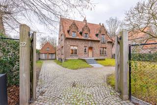 Ontdek deze karaktervolle villa op een toplocatie in de gegeerde Populierendreef in Assebroek, waar ruimte en elegantie samenkomen op een...