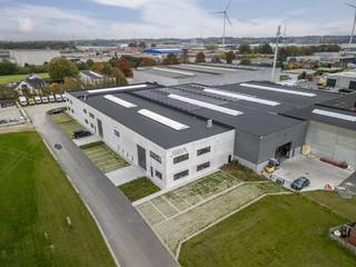 Op een gunstige locatie in Zulte, vlakbij de E17, bieden wij dit functionele magazijn met bijhorende kantoorruimte aan. Het pand is...