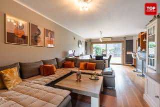 <p><span>Op een rustige en vlot bereikbare ligging in Evergem bevindt zich deze instapklare en perfect onderhouden gezinswoning. <br /><br />Winkels, scholen, openbaar vervoer en belangrijke invalswegen bevinden zich op korte afstand, waardoor u hier geniet van een aangename combinatie van rust en een uitstekende bereikbaarheid.</span></p>
<p><span>De woning verwelkomt u met een inkomhal voorzien van een gastentoilet en biedt vervolgens toegang tot een ruime, lichtrijke leefruimte. <br /><br />Dankzij de grote raampartijen geniet u hier van veel natuurlijke lichtinval, terwijl de aanwezige airconditioning voor extra comfort zorgt. <br /><br />Aansluitend bevindt zich de volledig ingerichte keuken met zicht op de tuin.</span></p>
<p><span>Op de eerste verdieping bevinden zich drie volwaardige slaapkamers en een verzorgde badkamer, uitgerust met zowel een ligbad als een douche. </span></p>
<p><span>Via een ingenieus uitgewerkte trap bereikt u de volledig ingerichte zolderverdieping. <br /><br />Deze ruimte is voorzien van ingemaakte kasten en kan perfect dienst doen als extra slaapkamer, bureau, hobbyruimte of dressing.</span></p>
<p><span>De tuin geniet van een gunstige zonoriëntatie en biedt de nodige privacy om in alle rust van het buitenleven te genieten.<br /><br />Verder beschikt de woning over een praktische inpandige garage.<br /></span></p>
<p><span>Deze woning werd gebouwd in 2003 en scoort uitstekend op vlak van energiezuinigheid dankzij het EPC-label A en de aanwezige zonnepanelen.<br /><br />De perfecte staat van onderhoud, de praktische indeling en de kwalitatieve afwerking maken dit de ideale woning voor wie zonder zorgen wil verhuizen.</span></p>
<p><span>Contacteer Top Vastgoed voor een bezoek op 0475 700 700</span></p>
