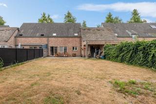 Deze charmante woning is rustig gelegen in een doodlopende straat en biedt een aangename combinatie van ruimte en comfort. Met vier slaapkamers, een inpandige garage en een grote tuin is dit een ideale gezinswoning met tal van mogelijkheden.<br /><br />Indeling: Gelijkvloers: Via de inkomhal met vestiaire en gastentoilet met handenwasser komt u in de gezellige woonkamer. Aansluitend bevindt zich de eetkamer met een schuifraam dat rechtstreeks toegang geeft tot het terras en de ruime tuin. De geïnstalleerde keuken sluit hier praktisch op aan. Daarnaast beschikt de woning over een bergkamer met aansluitingen voor wasmachine en droogkast welke een rechtstreekse toegang geeft tot de inpandige garage.<br /><br />Eerste verdieping: De nachthal geeft toegang tot drie slaapkamers. De eerste slaapkamer is momenteel ingericht als dressing maar kan uiteraard opnieuw als volwaardige slaapkamer worden gebruikt. Verder bevinden zich hier nog twee slaapkamer en de badkamer, uitgerust met een lavabomeubel, ligbad, aparte douche en toilet.<br /><br />Tweede verdieping: De tweede verdieping beschikt over een ruime vierde slaapkamer, ideaal als master bedroom, tienerkamer of polyvalente ruimte.<br /><br />Troeven: Rustig gelegen in een doodlopende straat - 4 slaapkamers - Ruime tuin met terras - Inpandige garage<br /><br />Een woning met een aangename ligging en een praktische indeling, ideaal voor wie op zoek is naar een ruime gezinswoning met tuin en garage.<br /><br />Bewoonbare oppervlakte: 169m² volgens het EPC-attest.