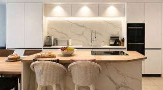 <h1><span>Dit modern en stijlvol ingerichte App. biedt u het perfecte verblijf op wandelafstand van zee en pier.</span></h1><p><span> </span></p><p><span>Bent u op zoek naar een ruim appartement aan zee dat niet alleen uitstekend gelegen is, maar ook kwalitatief en doordacht werd afgewerkt? Dan zal dit instapklare appartement u verrassen.</span></p><p><span> </span></p><p><span>Met een bewoonbare oppervlakte van ongeveer 94 m² (EPC-B) biedt dit appartement alle ruimte om comfortabel te wonen, zowel als hoofdverblijf of als tweede verblijf aan de Belgische kust.</span></p><p><span> </span></p><p><span>2 slaapkamers groot genoeg als hoofdwoning, met ruime woonkamer en leefkeuken ideaal voor hobbykoks;</span></p><p><span> </span></p><ul><li><span>Binnen gegeerde eerstelijnszone van de kust;</span></li><li><span>Enkele minuten van de pier;</span></li><li><span>Het app heeft een make-over ondergaan volgens hedendaagse woontrends;</span></li><li><span>voedingswinkels in onmiddellijke nabijheid;</span></li><li><span>talrijke horeca-zaken gewoon achter de hoek;</span></li><li><span>app futureproof ingericht voor mobiliteitsproblemen op latere leeftijd, bvb. een toilet & badkamer/douche geschikt voor rollatorgebruik;</span><span>"</span></li></ul><p><span> </span></p><p><span>Bij aankoop als eerste residentie en vaste woonst is de registratie 2% in plaats van 12%.</span></p><p><span> </span></p><p><span>Meer info en voor afspraak Bel 050/41.55.50</span></p><p><span> </span></p>