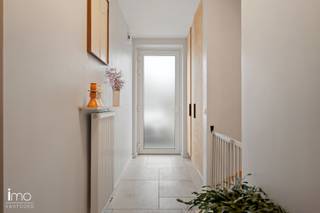 Deze moderne rijwoning uit 2021 is gelegen aan het einde van een doodlopende straat in een fijne woonwijk in Hombeek. De recente woning combineert hedendaags wooncomfort met energiezuinige technieken. Parkeren kan eenvoudig dankzij de ruime oprit en de vele parkeermogelijkheden in de straat. <br /><br />De woning beschikt over een inkomhal met gastentoilet en een ruime, lichtrijke leefruimte met open keuken. Dankzij de grote raampartijen geniet je hier van een mooi zicht op de zuidgerichte stadstuin en het terras. Een praktische extra troef is de toegang tot het perceel via de gedeelde binnentuin achteraan, ideaal voor het stallen van fietsen.<br /><br />Op de eerste verdieping bevinden zich drie volwaardige slaapkamers, een centrale badkamer, een toilet en een aparte wasplaats. De zolderverdieping werd volledig ingericht als woonruimte en doet momenteel dienst als ruime, lichtrijke master bedroom met apart toilet en extra bergzolder.<br /><br />Voor meer informatie of een bezoek kunt u ons steeds contacteren op het nummer 015/21.21.21 of via olivier.lievens@imovastgoed.be.<br />En als u zich afvraagt wat uw eigen woning waard is, neem dan gerust contact op voor een gratis waardebepaling.