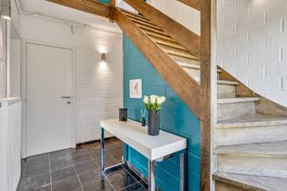 Fantastische lichtinval, ruime zonnige tuin en rust zijn slechts enkele van de kenmerken van deze knappe woning.<br />Deze uiterst goed onderhouden open bebouwing (eerste eigenaar) is gelegen in een hele rustige buurt nabij verschillende winkels, scholen en diverse invalswegen. Deze woning is ideaal voor zij die ruimte willen of iemand die thuis zijn eigen zaak wil hebben. Het pand geniet van een ruim perceel (857 m²) met aangelegde en zonnige tuin. Percelen van deze oppervlakte zijn moeilijker en moeilijker te vinden! Deze ruime woning werd met de grootse zorg gebouwd en werd sindsdien met veel zorg onderhouden. Je weet wat je koopt! <br /><br />Deze woonst geniet van een heel gunstig EPC (LABEL B, dakisolatie, condensatieketel)! Mits enkele extra maatregelen (bv zonnepanelen) zal het EPC verder dalen. Daarnaast werd de badkamer volledig vernieuwd.<br /><br />De ruime woning beschikt over mooie volwaardige ruimtes met veel lichtinval. Via de inkomhal kom je in de ruime en lichtrijke leefruimte. Samen met de aangrenzende leefkeuken geniet je van veel lichtinval en zicht op de tuin. In het verlengde van de keuken is plaats voor een gezellige ontbijthoek. Voor wie graag thuis een zelfstandige activiteit uitvoert is er een hele ruime en praktische praktijkruimte (voorheen kapsalon). Alle nodige voorzieningen zijn reeds aanwezig. Anderzijds biedt deze ruimte de mogelijkheid om een extra slaapkamer, badkamer, bureau op het gelijkvloers te voorzien.<br />De verdieping biedt u drie VOLWAARDIGE slaapkamers, een vernieuwde badkamer en zolderruimte.<br /><br />Een feestje in de tuin of genieten van de rust op een zonnige avond? Het ruime en zonnige terras en knappe aangelegde tuin biedt u hier alle mogelijkheden!<br /><br />TROEVEN:<br />- Zeer rustige ligging<br />- Ruime woning met veel potentieel<br />- Zonnige en magnifiek aangelegde tuin<br />- Lichtrijke ruimtes<br />- Zeer mooi potentieel<br />- Veel opbergmogelijkheden<br />- Instapklaar<br /><br />Afspraak maken kan via info@danimmo.be of 0485 604 991.<br />Alle stukken voor verkoop zijn beschikbaar op onze website www.danimmo.be