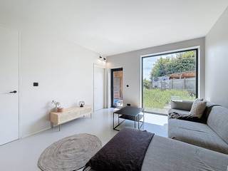 Bent u op zoek naar een gezellige alleenstaande woning in Beveren-Leie? Dan is dit zeker iets voor u! De woning werd volledig gerenoveerd en beschikt over een grote tuin.<br /><br />INDELING<br /><br />- inkomhal met gastentoilet <br />- volledig geïnstalleerde keuken<br />- leefruimte<br />- droge kelder<br />- grote tuin met berging die voorzien is als wasplaats (wasmachine, droogkast etc)<br />- slaapkamer 1<br />- slaapkamer 2 voorzien van screens en ingemaakte kasten<br />- badkamer voorzien van inloopdouche, dubbele lavabo en verwarmingselement voor handdoeken<br />- toilet boven<br /><br />ALGEMEEN<br /><br />- volledig gerenoveerd<br />- grote tuin<br />- dicht bij invalswegen<br />- ideale starterswoning<br />- carport<br /><br />De snelste manier om een bezoek te brengen aan deze woning? Vraag je bezoek aan via de rode knop op onze website (www.dewaele.com) en je wordt gecontacteerd door onze verhuurexpert Jolien. Telefonisch kunnen er geen afspraken gemaakt worden. Bij andere vragen kun je ons telefonisch contacteren via 056 605 605.