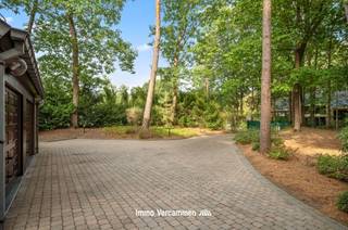 <p><span>In een uiterst residentiële en gegeerde omgeving, vlakbij het meer van Keerbergen, bevindt zich deze karaktervolle en statige villa met een royale bewoonbare oppervlakte van maar liefst 377 m². Gelegen op een perceel van 3.293 m² geniet deze eigendom van rust, privacy en een groene omgeving.</span></p><p><span><br />Via de inkomhal met gastentoilet betreedt u de woning. De ruime en lichtrijke living sluit naadloos aan op de eetkamer, ideaal voor gezellige familiemomenten en ontvangsten. De volledig geïnstalleerde keuken biedt alle comfort voor de kookliefhebber. Verder vindt u op dit niveau een praktische wasplaats/berging, een vernieuwde badkamer en een dubbele garage. De ruime overloop geeft toegang tot vier royale slaapkamers, elk met voldoende ruimte en lichtinval. De tweede badkamer is uitgerust met zowel een bad als een douche, wat zorgt voor optimaal comfort voor het hele gezin. Tenslotte beschikt de woning over een bergzolder, ideaal voor extra opslagruimte.</span></p><p><span> </span></p><p><span>Buiten is het heerlijk vertoeven in de knap aangelegde tuin met aangelegd fietspad voor kinderen, en op het overdekte en verwarmde terras.</span></p><p><span>De dubbele, inpandige garage en lange oprijlaan zorgen voor meer dan voldoende parkeergelegenheid.</span></p><p><span> </span></p><p><span>Deze eigendom is de ideale combinatie van ruimte, comfort en ligging, perfect voor wie op zoek is naar een exclusieve woonbeleving in een groene en rustige omgeving.</span></p><p><span> </span></p><p><span> </span></p>