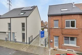 Ontdek deze unieke bouwgrond van 25 meter diep, gelegen in een rustige en aangename omgeving. Met een breedte van 5 meter en een maximale bouwdiepte van 12 meter biedt dit perceel volop mogelijkheden om jouw droomwoning te realiseren.
Dankzij de gunstige afmetingen is deze bouwgrond perfect geschikt voor een knusse stadswoning of een modern ontwerp met alle nodige comfort. Bovendien is er geen bouwverplichting, wat jou de vrijheid geeft om te bouwen op je eigen tempo en naar jouw wensen.
De centrale ligging combineert rust met nabijheid van winkels, scholen en openbaar vervoer, wat deze bouwgrond een uitstekende keuze maakt voor wie zowel rust als toegankelijkheid belangrijk vindt.
Laat je inspireren door de mogelijkheden van dit perceel en maak jouw woonwensen werkelijkheid. Neem vandaag nog contact met ons op voor meer informatie of een bezoek!