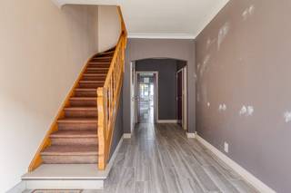 In het hart van Kruibeke vinden we deze ruime en verzorgde woning, ideaal voor wie op zoek is naar veel leefruimte en een praktische indeling.<br />Bij het binnenkomen word je verwelkomd in de ruime inkomhal, die toegang geeft tot de gezellige <strong>leefruimte met gashaard</strong>.<br />Aansluitend vind je de keuken en een veranda, van waaruit je een mooi zicht hebt op de tuin.<br /><br />De woning beschikt over <strong>vier slaapkamers </strong>op de eerste verdieping en een badkamer uitgerust met lavabo en inloopdouche.<br />Via de uittrektrap bereik je de zolderverdieping, waar nog<strong> </strong>een <strong>extra slaapkamer en bergruimte </strong>is ondergebracht.<br /><br />Bovendien is er een garage met<strong> elektrische poort</strong>, die extra comfort en veiligheid biedt en een kelder.<br />Achteraan geniet je van een onderhouden tuin, ideaal voor wie houdt van rust en buitenruimte.<br />Troeven:
<ul>
<li>Maar liefst 5 slaapkamers, ideaal voor grote gezinnen of wie ruimte zoekt</li>
<li>Gezellige leefruimte met gashaard</li>
<li>Garage met automatische poort</li>
<li>Onderhouden tuin</li>
<li>Centrale ligging in Kruibeke, vlakbij winkels, scholen en openbaar vervoer</li>
</ul>
Ben je op zoek naar een ruime woning met veel mogelijkheden in Kruibeke? Dan is dit pand zeker een bezoek waard!<br />Ben je ook van plan jouw eigendom te verkopen? Maak een afspraak voor een gratis schatting, wij maken er samen een succesverhaal van.