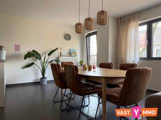 Appartement op de eerste verdieping (geen lift), gelegen in een modern en rustig gebouw in één van de mooiste straten van Gooreind. Winkels...