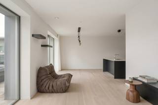 Cet appartement élégant est situé au quatrième étage de la tour résidentielle contemporaine « ZICHT », sur le site recherché du Nieuw Zuid. Grâce à sa situation autour de l’appartement, vous profitez d’un agréable espace extérieur et d’une abondante lumière naturelle.
Par le hall d’entrée, vous accédez à la lumineuse pièce de vie, dont le parquet en bois chaleureux crée immédiatement une atmosphère agréable et conviviale. La cuisine entièrement équipée, dotée de tous les appareils modernes, est attenante et intégrée à l’espace de vie.
L’appartement dispose également d’un débarras pratique avec raccordements pour lave-linge et sèche-linge, ainsi que de toilettes séparées pour les invités.
L’espace nuit comprend deux chambres spacieuses et deux salles de bains. La chambre principale dispose de placards intégrés et d’une confortable salle de bains privative. La deuxième chambre peut être aménagée de manière flexible en chambre, bureau ou chambre d’amis.
Les terrasses tout autour de l’appartement constituent un atout majeur. Elles offrent non seulement un espace extérieur supplémentaire, mais renforcent également la sensation d’espace et de luminosité dans tout l’appartement.
Il est possible d’acquérir deux emplacements de parking (45.000 euros par emplacement), ce qui rend l’ensemble particulièrement complet.