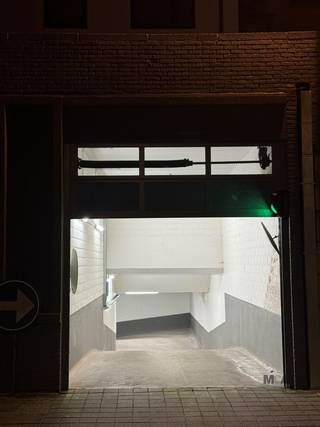 Centrum Hasselt. Ondergrondse parkeerplaats. Afstandsbediening. Geen bijkomende kosten. Onmiddellijk beschikbaar. Enkel voor privé gebruik...