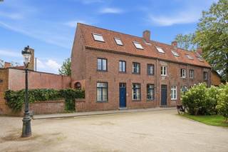 <p>Verborgen achter een schilderachtige doorgang aan de iconische Langerei treft u deze authentieke stadswoning. Gelegen in het voormalige erfgoedcomplex 'Blekerijmeers' combineert dit pand een rijke historie met de unieke rust van een woonomgeving direct aan het groene park Hof De Jonghe.<br />Bij het betreden van de woning valt meteen het royale bewoonbare volume op, verdeeld over drie volwaardige verdiepingen. De gelijkvloerse verdieping biedt ruimte aan een uitnodigende inkomhal met gastentoilet, een afzonderlijke bureauruimte, een gezellige keuken en een lichtrijke leefruimte. Op de eerste verdieping bevinden zich twee ruime slaapkamers en een comfortabele badkamer. Onder het zadeldak herbergt de woning nog een grote afgewerkte zolderverdieping met veel natuurlijk licht, uitstekend geschikt als extra master bedroom, hobbyruimte of atelier. Dankzij de recente installatie van een hoogrendementsketel op aardgas (2026) geniet u daarnaast van een hedendaags verwarmingscomfort. Voor uw fietsen en extra opbergruimte is er een handige, afzonderlijke berging op korte loopafstand inbegrepen. De autovrije en drempelloze omkadering staat garant voor maximale stilte, terwijl het bruisende historische stadscentrum op wandelafstand ligt. Een unieke kans op karaktervol en rustig wonen in hartje Brugge.<br />Interesse?</p>
