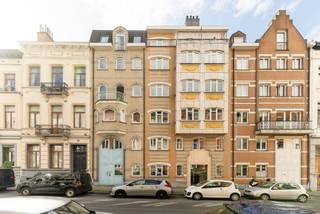 1000 Brussel (Rue Philippe Le Bon 24/28 - A4.12) - Gelegen in het hart van de Europese wijk, vlakbij het Ambiorixplein, presenteert TREVI u een prachtig duplexappartement met 2 slaapkamers en een terras! Dit appartement is als volgt ingedeeld: hal met inbouwkasten, gastentoilet, woon-/eetkamer, volledig uitgeruste keuken. Op de bovenverdieping: twee slaapkamers, waarvan één met terras, elk met een eigen badkamer, apart toilet. In de kelder: een kelderruimte en een parkeerplaats. <br /><br />** TECHNISCHE GEGEVENS** <br />- EPC: D+; 31 kg CO₂/m²/jaar;<br />- Elektriciteit conform de voorschriften;<br />- Individuele meters voor water (doorvoer), gas en elektriciteit;<br />- VvE met 15 appartementen en 15 parkeerplaatsen<br /><br />**FINANCIËLE VOORWAARDEN** <br />Verkoopprijs: 470.000 € <br />Basisaktekosten ten laste van de koper (± 800 € excl. btw) <br />Mogelijkheid tot aankoop van een parkeerplaats voor 25.000 €