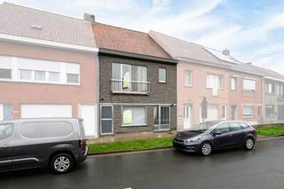 Degelijk onderhouden stadswoning aan de rand van het Galgenbos op enkele minuten van het centrum van Eeklo.<br /><br />De woning heeft een diepe zonnige tuin, met een aparte toegangsweg naar de voorgevel en geniet mee van het uizicht op het Galgenbos en de rust.<br /><br /><strong>Indeling:</strong><br /><br />Via de inkomhal komt men in de ruime woonkamer met zithoek en eetplaats, keuken met ruime bijkeuken, gastentoilet, veranda. Via een zijgang kan men ook naar de straatzijde gaan.<br /><br />Er zijn 3 volwaardige slaapkamers op de verdieping, samen met de badkamer.<br /><br />Daarnaast is er ganse zolderverdieping, die nog kan zorgen voor meerdere slaapkamers en/of badkamer.<br /><br />Het appartement is op te frissen, maar heeft een degelijke stoel.<br /><br /><br /><strong>Extra troeven</strong><br />✅ Zonnige en diepe tuin met aangenaam uitzicht<br />✅ Grote woonoppervlaktes<br />✅ Makkelijk bereibkaar en direct in het centrum<br />✅ Veel mogelijkheden<br /><br /><br /><strong>Bent u op zoek naar een leuke en ruime woning die na een opfrisbeurt een prachtige thuis kan worden? Neem gerust contact met ons op voor meer informatie of om een bezoek in te plannen.</strong><br />
