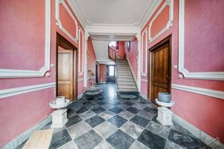 Idéalement implantée en recul de rue, cette maison de caractère de 443 m² habitables impose immédiatement sa prestance sur une magnifique parcelle de plus de 35 ares.<br /><br />Dès l'entrée, le ton est donné : un hall d'entrée absolument magnifique vous accueille, mettant en valeur des matériaux nobles comme le bois, témoins d'un charme d'antan préservé et à sublimer. L'ensemble de la maison bénéficie d'une belle hauteur sous plafond de 3 mètres, renforçant encore cette impression d'espace et de volume. La maison est par ailleurs très lumineuse.<br />Elle compte pas moins de 7 chambres ainsi que des bureaux, offrant un potentiel d'aménagement remarquable. Les multiples annexes latérales disposent d'un accès totalement indépendant, idéal pour l'exercice d'une profession libérale, avec déjà une arrivée d'eau et d'électricité sur place.<br />À l'étage, un grenier aménageable vient compléter les volumes disponibles.<br /><br />Une partie de l'électricité a déjà été revue, mais une rénovation totale reste à prévoir sur l'ensemble du bien — de quoi laisser libre cours à toute votre imagination pour façonner une propriété entièrement à votre image.<br /><br />Un bien rare, à découvrir absolument pour les amoureux de volume, de caractère et de projets ambitieux.<br /><br />PEB G - 302 793kWh/an - 657 kWh/m2.an - 20260731047150.<br /><br />***** Pour recevoir d'autres opportunités en exclusivité, nous vous invitons à nous contacter directement. Nous sommes disponibles pour vous accompagner dans votre recherche d'achat ou d'investissement ainsi que dans votre projet de vente. Pour toute demande d'évaluation GRATUITE et SANS ENGAGEMENT, contactez votre expert au 0483/42.84.59. *****