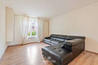 Voor meer info en foto’s, surf naar www.swevers.be – Meer ruimte betekent meer mogelijkheden. En daarvan heeft Halhei 12 er heel wat te bieden. Deze open bebouwing in Heusden-Zolder verrast met 259 m² aan woonruimte, verschillende leef- en slaapvertrekken en heel wat mogelijkheden om de woning naar eigen wens in te vullen. Van comfortabel gezinswonen tot een vrij beroep aan huis: hier krijg je de ruimte om vandaag én morgen je eigen woonverhaal vorm te geven. En dat alles op een rustige locatie in een verkeersluwe straat. De woning werd in 2022 grotendeels gerenoveerd en beschikt over een nieuw dak met zonnepanelen, vernieuwde ramen, een recente keuken en EPC-label C. Met meerdere leefruimtes, verschillende slaapkamers en een aparte ingang voor een mogelijk vrij beroep geniet je hier van heel wat flexibiliteit. Buiten zorgen de zuidgerichte tuin, garage en hoge carport voor extra comfort. De rustige ligging wordt gecombineerd met een goede bereikbaarheid: scholen, openbaar vervoer en ontspanning bevinden zich op minder dan 1 km, terwijl winkels en restaurants aan de Koolmijnlaan op ongeveer 2 km liggen. Ontdek de mogelijkheden van Halhei 12. Bel 011 255 155 voor meer informatie. Bron bewoonbare oppervlakte: EPC – verslag.