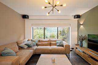 In het rustige Gierle bevindt zich deze ruime gezinswoning waar een doordachte indeling, hedendaags wooncomfort en een royaal perceel hand in hand gaan.<br />De woning heeft recentelijk enkele vernieuwingen ondergaan. Zo werden onder meer de verwarmingsketel, de motor van de toegangspoort en de vaatwasmachine vervangen. Daarnaast werden verschillende ramen voorzien van nieuwe beglazing, de deuren vernieuwd, opnieuw geschilderd en kreeg de woning nieuwe verlichting. Nieuwe airconditioning op het gelijkvloers en in de master bedroom zorgt voor extra comfort tijdens de warmere maanden.<br /><br />Gelijkvloers:<br />U wordt verwelkomt via de ruime inkomhal die enerzijds toegang geeft tot een gelijkvloerse slaapkamer of bureauruimte. Het afzonderlijke bureau vormt een mooie meerwaarde voor wie professioneel en privéleven graag combineert. Van hieruit heeft u verder toegang tot de inpandige garage en de praktische bergruimte.<br />Anderzijds kan u via de centrale inkomhal verder gaan naar de woonkamer die speels is ingedeeld met een niveauverschil. De leefkeuken bevindt zich achteraan waardoor u hier een aangenaam zicht heeft op de tuin door het grote schuifraam dat hier voorzien is.<br />De woning is eveneens toegankelijk via een achterinkom die voorzien is van ingemaakte kasten en een apart toilet met douche en er is plaats voor een extra diepvriezer en/of koelkast.<br /><br />Eerste verdieping:<br />De centrale trap leidt u naar de eerste verdieping waar er zich 5 slaapkamers bevinden. Eén van deze kamers is rechtstreeks verbonden met ofwel een extra slaapkamer ofwel een dressing. De badkamer is eveneens toegankelijk via deze ruimte maar ook via de centrale inkomhal. De badkamer is voorzien van een douche, dubbel lavabomeubel en ligbad. Het toilet is apart.<br />De wasplaats bevindt zich ook op de eerste verdieping en is voorzien van voldoende kastruimte. <br />Er zijn eveneens 2 ruime zolders waar gestockeerd kan worden.<br /><br />Tuin:<br />Buiten biedt het perceel van +/- 1.000 m² volop mogelijkheden om te genieten van het buitenleven. Dankzij de zuidoostelijke oriëntatie vormt de tuin een zonnige plek. De eigendom is eveneens voorzien van een praktische tuinberging.<br /><br />Bijzonderheden:<br />- zonnepanelen aanwezig (+/- 6.000 kwh)<br />- recente vernieuwingen (verwarmingsketel, motor van de toegangspoort, vaatwasmachine, verschillende ramen voorzien van nieuwe beglazing, deuren vernieuwd, woning geschilderd, nieuwe verlichting, nieuwe airconditioning, verduisteringsgordijnen in de master bedroom)<br />- regenput 10.000l aangesloten op buitenkraan. Mogelijkheid eveneens aan te sluiten op wc en wasmachine<br />- zuidoost oriëntatie<br />- mogelijkheid om beneden een zakenkantoor in te richten met grote visibiliteit