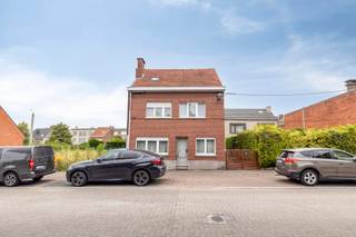 Op een centrale ligging in het hart van Liedekerke bevindt zich deze ruime gezinswoning met 3 slaapkamers en een in te richten zolder.
Bij het betreden van de woning komt u terecht in een aangename, open leefruimte met aansluitend de volledig uitgeruste keuken. Aansluitend bevindt zich een bijzonder ruime aanbouw die tal van mogelijkheden biedt. Deze ruimte is ideaal als hobbyruimte, atelier, wasplaats of extra bergruimte en vormt een absolute meerwaarde voor wie op zoek is naar extra functionele oppervlakte.
Op de eerste verdieping bevinden zich drie volwaardige en ruime slaapkamers, evenals een volledig uitgeruste badkamer. De ruime zolder biedt bovendien de mogelijkheid om, mits de nodige afwerking, bijkomende slaapkamers of een extra hobby- of bureauruimte te creëren.
aan de zijkant beschikt de woning over een gezellige, onderhoudsvriendelijke tuin waar u in alle rust en met veel privacy kunt genieten. Naast de woning bevindt zich een losweg die dient vrijgehouden te worden ten behoeve van de achterliggende buur, zonder afbreuk te doen aan het comfortabele gebruik van de tuin.
Dankzij de centrale ligging bevinden winkels, scholen, openbaar vervoer en andere voorzieningen zich op wandelafstand. Deze woning is dan ook de ideale keuze voor gezinnen of kandidaat-kopers die op zoek zijn naar een ruime woning met tal van mogelijkheden op een uitstekende locatie.
Meer info of een bezoek: Michael@immoaccenta.be