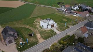 Voor wie op zoek is naar een halfopen bebouwing in eigentijdse architectuur, gekoppeld aan subliem modern wooncomfort, gelegen in een...