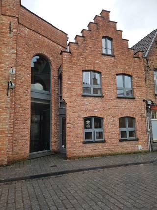 Deze winkel met uitnodigende gevel is gelegen in de toeristische Katelijnestraat in het hartje van Brugge. Ook is het gelegen naast een ondergrondse parking, super handig! De winkel heeft tal van lichtpartijen met dubbel glas, karaktervolle gevel, centrale verwarming op gas, kasten, toilet, keukentje achteraan en berging... Oppervlakte: 134m². Twee ingangen, één vooraan en één achteraan. Veel ruimte en licht! Ideaal om een succesvolle zaak te runnen!! Ook handig om te verhuren met mooi rendement. Bovenliggend duplex appartement en twee achterliggende appartementen zijn ook te koop en worden nog helemaal gerenoveerd.