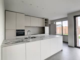 Maison neuve entièrement finie avec 3 chambres, garage, jardin et panneaux solaires. Situé à Boezinge. Immédiatement libre et prêt à emménager !MISE EN PAGE :Rez-de-chaussée : - Hall d'entrée avec toilettes séparées- Espace de vie lumineux- Cuisine ouverte entièrement équipée- Rangement spacieux- Jardin avec abri de jardin- Un garageÉtage +1 :- Hall de nuit avec toilettes séparées- 3 chambres - Salle de bain avec baignoire, douche et double vasque- Local technique - GrenierCe bien à louer vous intéresse ? Naviguez ensuite sur le site www.dewaele.com, cliquez sur le bouton rouge « Demander une visite » et remplissez le profil du locataire. Ensuite, nous vous contacterons pour une visite. Les rendez-vous ne peuvent pas être pris par téléphone.