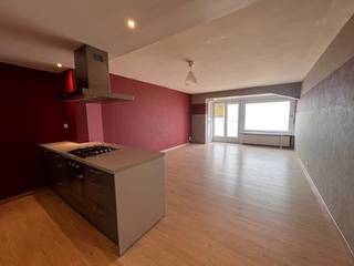 Dit prachtige appartement is gelegen in de residentie Balmoral, op een toplocatie aan de zeedijk te Oostende. Het appartement beschikt over 1 slaapkamer, ideaal voor een alleenstaande of een koppel. Op de VIJFDE verdieping dus prachtig zeezicht!<br /><br />De standaard van dit appartement is van hoog niveau, met moderne voorzieningen. De woonkamer is ruim en licht, met een prachtig uitzicht op de zee. De keuken is volledig uitgerust met alle benodigde apparatuur . De slaapkamer is gezellig en heeft voldoende kastruimte. De badkamer is modern en voorzien van een douche, wastafel en toilet.<br /><br />De residentie Balmoral is een goed onderhouden gebouw met een lift en een gemeenschappelijke fietsenstalling. Het is gelegen aan het strand en de gezellige boulevard van Oostende. In de directe omgeving vindt u allerlei winkels, restaurants en openbaar vervoer.<br /><br />Dit appartement is ideaal voor wie op zoek is naar een comfortabele en praktische woning op een toplocatie in Oostende. Immo Bel Air staat voor u klaar om u te begeleiden bij het vinden van uw ideale woning. Neem gerust contact met ons op voor meer informatie of om een afspraak te maken voor een bezichtiging. Epc: 158 kwh/M2; energiezuinig! Asbestattest opgemaakt in 2025: asbestveilig!