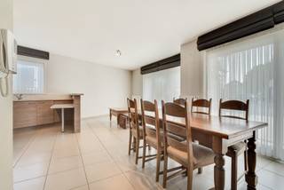 Op zoek naar een volledig instapklaar appartement met een uitstekende ligging? Dan is dit gelijkvloers appartement in het centrum van Zwevegem een absolute aanrader. Winkels, voorzieningen, recreatiemogelijkheden en het levendige centrum bevinden zich allemaal op wandelafstand, waardoor u kunt genieten van alle troeven van een centrumligging.<br /><br />Via de inkomhal komt u binnen in de zeer aangename leefruimte. De grote raampartijen zorgen voor een open en lichtrijk gevoel doorheen de ruimte. De leefruimte staat in directe verbinding met de open keuken, wat resulteert in een gezellige en functionele indeling — ideaal voor gezellige avonden of ontvangst van familie en vrienden.<br /><br />Achteraan het appartement bevinden zich twee volwaardige slaapkamers, die elk voldoende ruimte bieden voor een comfortabele inrichting. Daarnaast beschikt het appartement over een badkamer, een apart toilet en een praktische technische berging.<br /><br />Een absolute troef van dit appartement is de zeer ruime garage met elektrische poort — perfect voor het veilig parkeren van uw wagen of als extra stockageruimte.<br /><br />Interesse? Aarzel niet en neem snel contact op om dit prachtige appartement te ontdekken tijdens een bezoek!<br /><br />Ref: RVP/26063/K<br />EPC: 176 kWh, UC:20260522-0003875678-RES-1