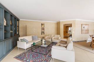 Op de vijfde verdieping van Residentie White Mansions aan het Zuidpark bevindt zich dit ruime appartement van maar liefst 180 m² dat baadt in licht en uitblinkt in leefcomfort.<br /><br />De royale inkomhal leidt naar een lichtrijke leefruimte met weids zicht op het groen en een praktisch ingedeelde keuken, terwijl het uitnodigende terras aan de achterzijde van het appartement de woonbeleving naadloos naar buiten verlengt en een fijne plek biedt om te ontspannen.<br /><br />Verder zijn er drie volwaardige slaapkamers en twee badkamers. De master bedroom beschikt over zijn eigen ensuite badkamer, alsook over een dressing die zorgt voor overzicht en bijkomende opbergruimte. Verder is er ook een technische ruimte voorzien waar voorzieningen voor was- en droogkast aanwezig zijn.<br /><br />De doordachte indeling, de grote bewoonbare oppervlakte en de ligging aan het Zuidpark maken dit tot een bijzondere opportuniteit.<br /><br />Als extra troef beschikt het appartement over een parkeerplaats die optioneel mee kan worden aangekocht voor € 25.000.